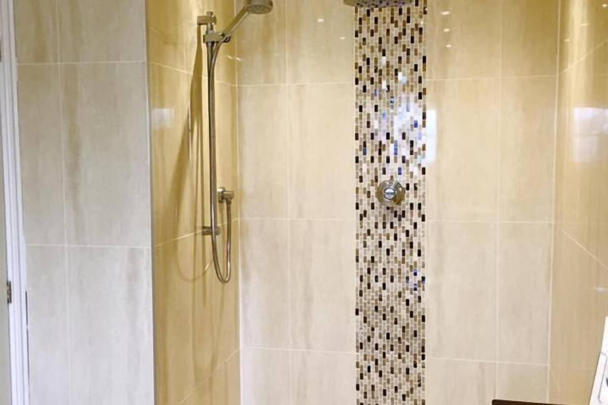 combined shower/bathtub, jetted bath, free toiletries, hair dryer