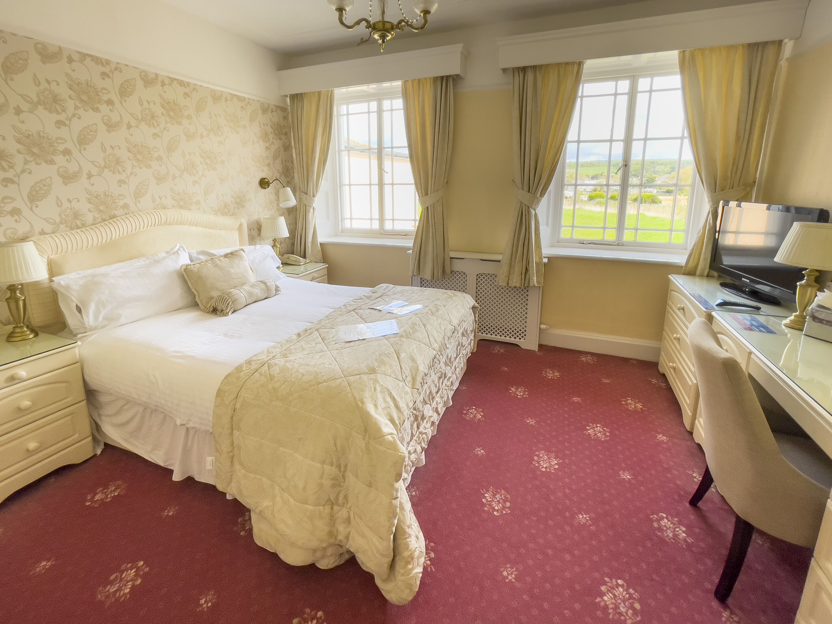 Standard Double Room, Ensuite | In-room safe, desk, soundproofing, iron/ironing board