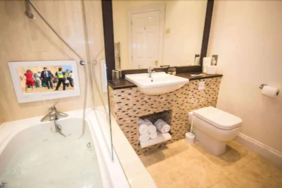 double or twin room | bathroom | combined shower/bathtub, jetted bath, free toiletries, hair dryer