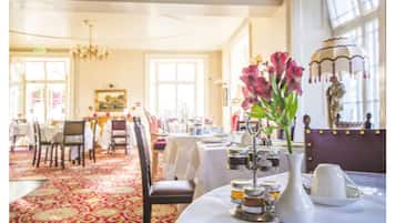 Se sirven desayunos, comidas, cenas y cocina británica