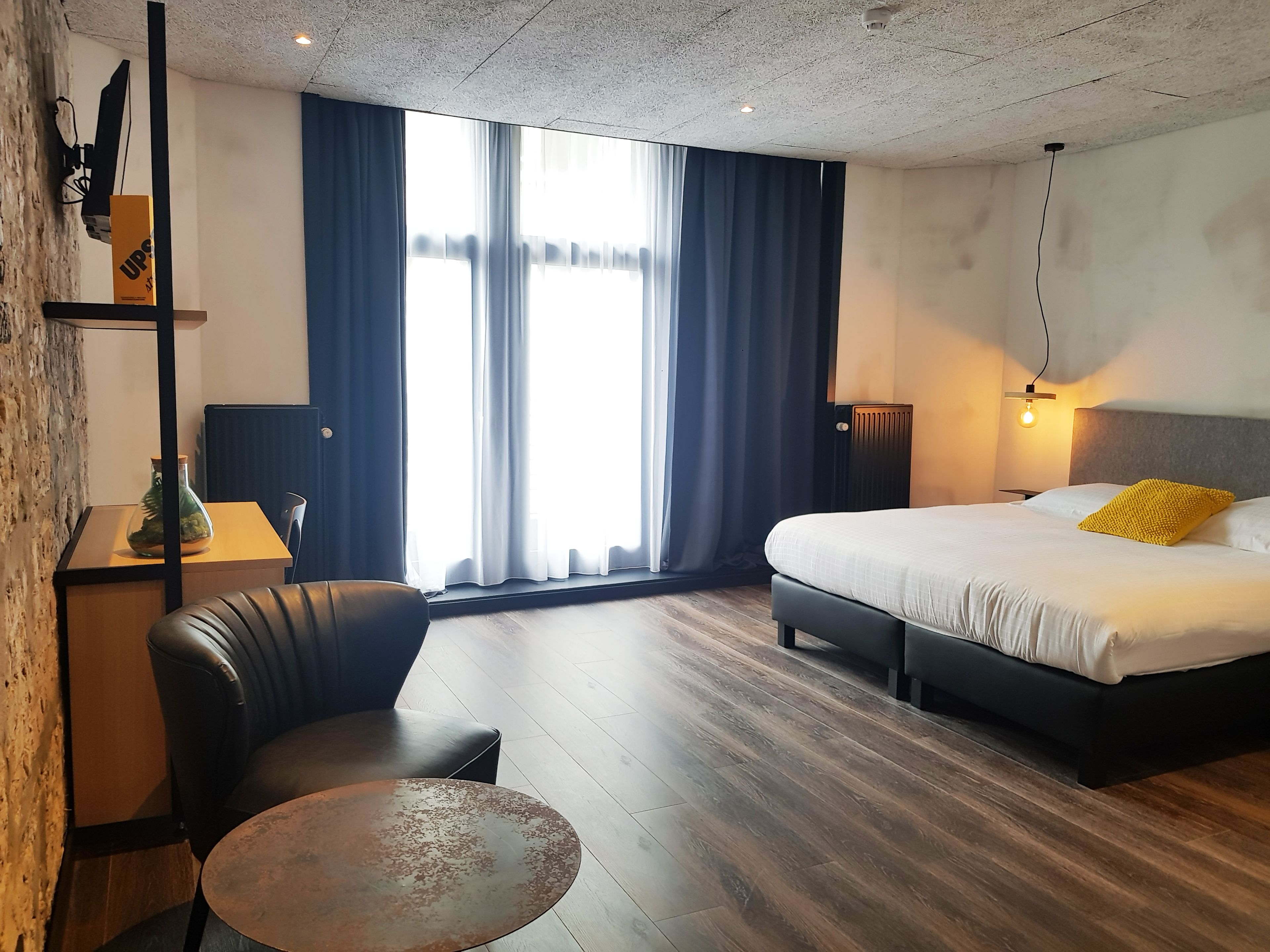 Large Room, Street View | 房內夾萬、書桌、隔音、嬰兒床 (收費)