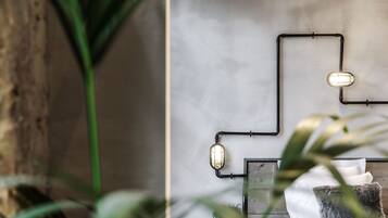 Una habitación moderna con diseño minimalista, que presenta una lámpara de pared y una pared decorativa de madera.