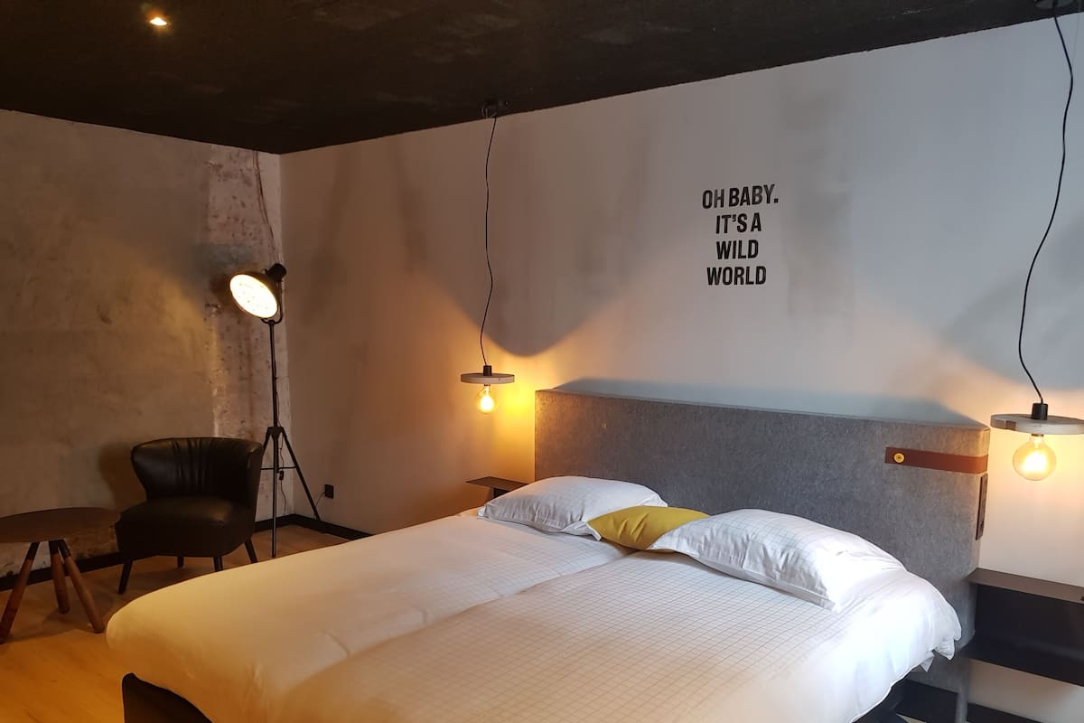 Large Room | Een kluis op de kamer, een bureau, geluiddichte muren, babybedden