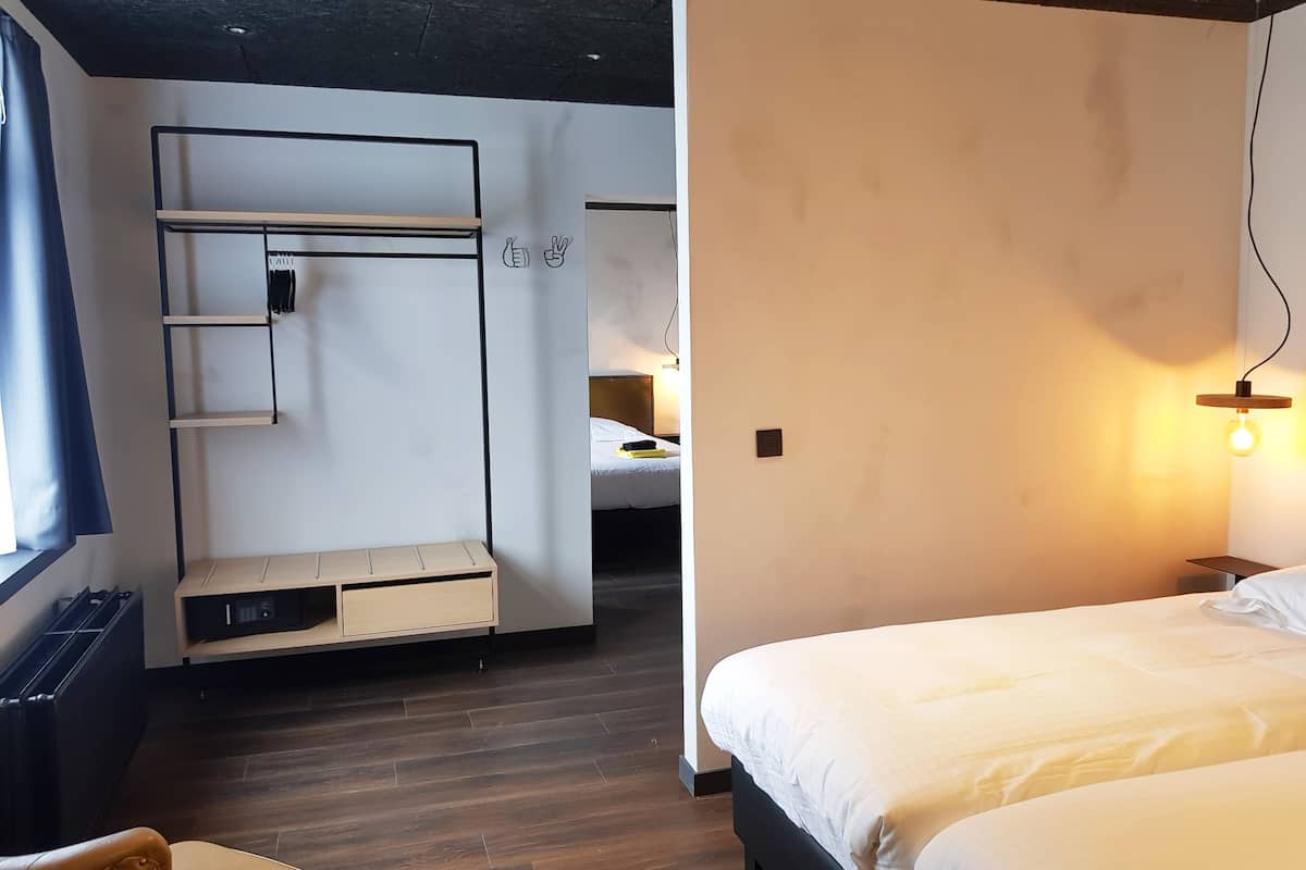 Extra Large Room | セーフティボックス (室内)、デスク、防音設備、ベビーベッド
