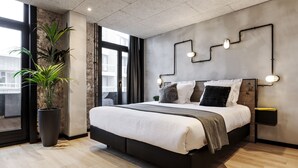 Medium Room, Street View | セーフティボックス (室内)、デスク、防音設備、ベビーベッド