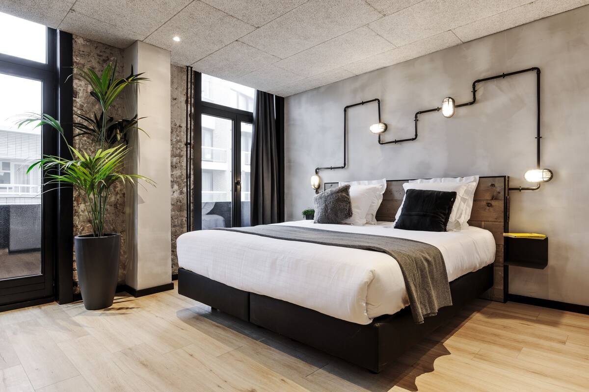 medium room, street view | in-room safe, desk, soundproofing, cots/infant beds