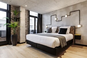 In-room safe, desk, soundproofing, cribs (surcharge)