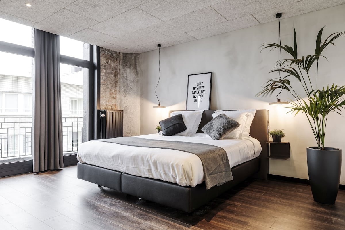 Large Room, Street View | Een kluis op de kamer, een bureau, geluiddichte muren, babybedden