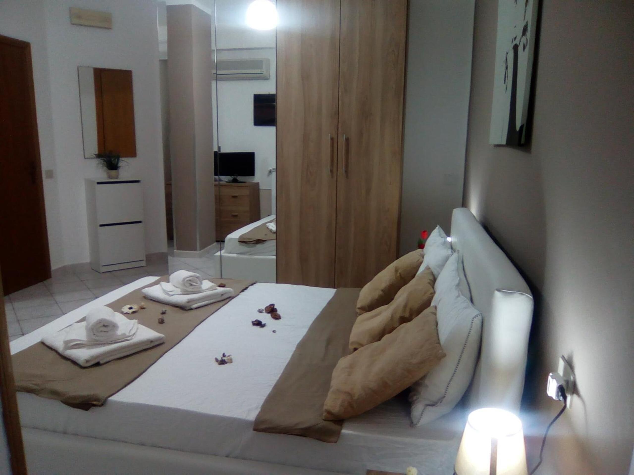 Premium bedding, minibar, desk, free WiFi