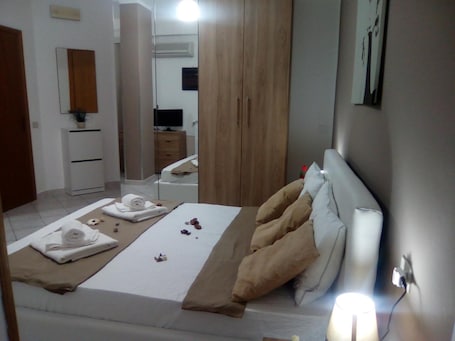 Premium bedding, minibar, desk, free WiFi