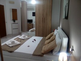 Ropa de cama de alta calidad, minibar, escritorio y wifi gratis