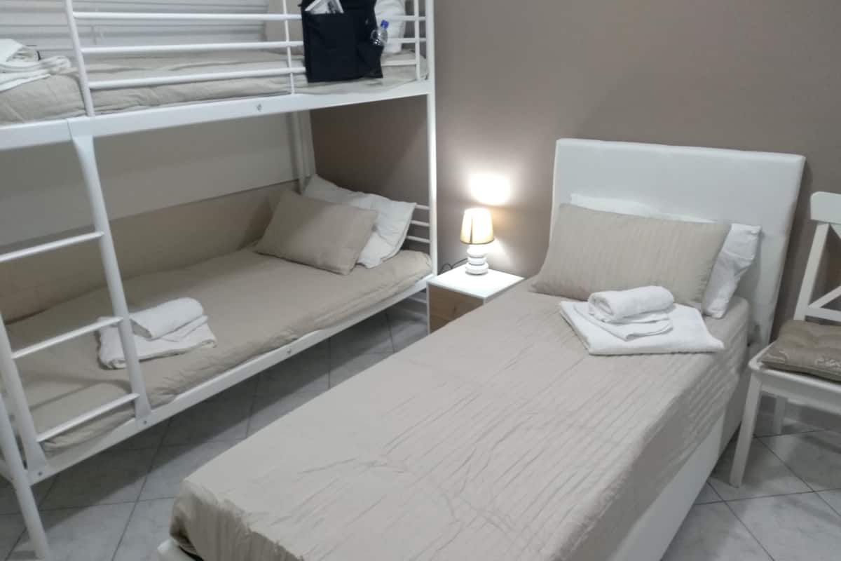 Habitación familiar | Ropa de cama de alta calidad, minibar, escritorio y wifi gratis