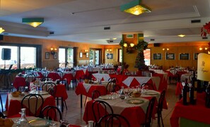 Breakfast, lunch and dinner served - Alba Sporting Hotel (Rocca di Mezzo)