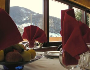 供应早餐、午餐和晚餐，地方菜