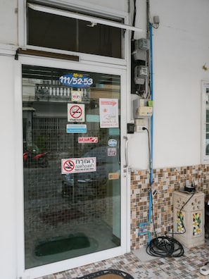 Property entrance - Rachanee Guesthouse (Khon Kaen)