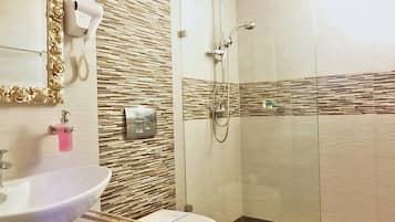 Estudio familiar | Baño | Regadera, amenidades de baño gratuitas, secadora de cabello, pantuflas