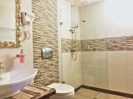 Estudio familiar | Baño | Ducha, artículos de higiene personal gratuitos y secador de pelo