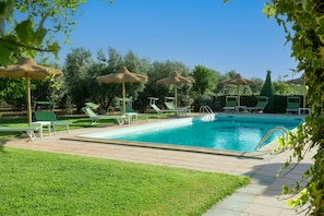 Piscina externa sazonal, funciona das 7h30 às 20h, guarda-sóis