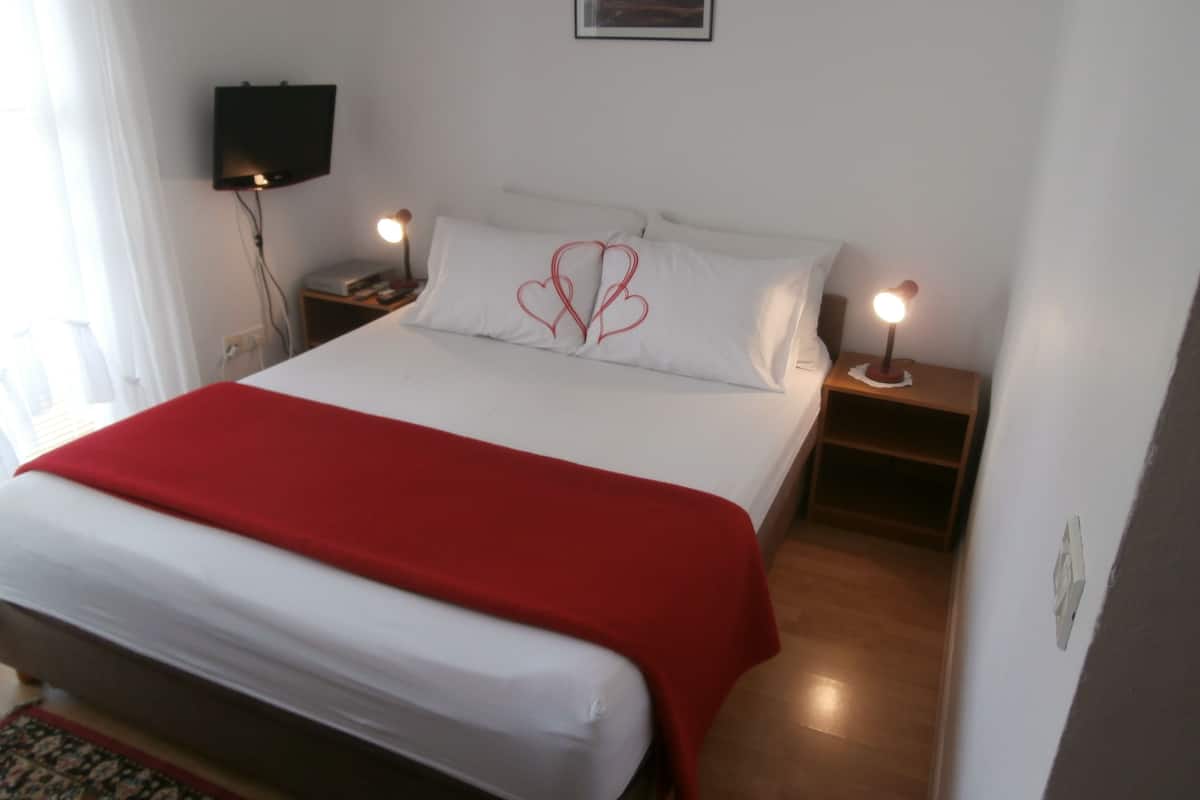 Free WiFi, bed sheets