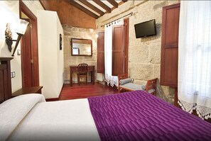 Desk, free cots/infant beds, rollaway beds, free WiFi - Hotel O Portelo Rural (Allariz)