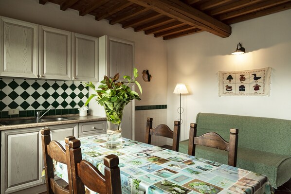Appartement Confort, 2 chambres, cuisine, côté jardin | Coin séjour | Télévision à écran plat de 30 pouces avec chaînes numériques, télévision