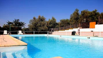 Piscine extérieure (ouverte en saison), parasols de plage