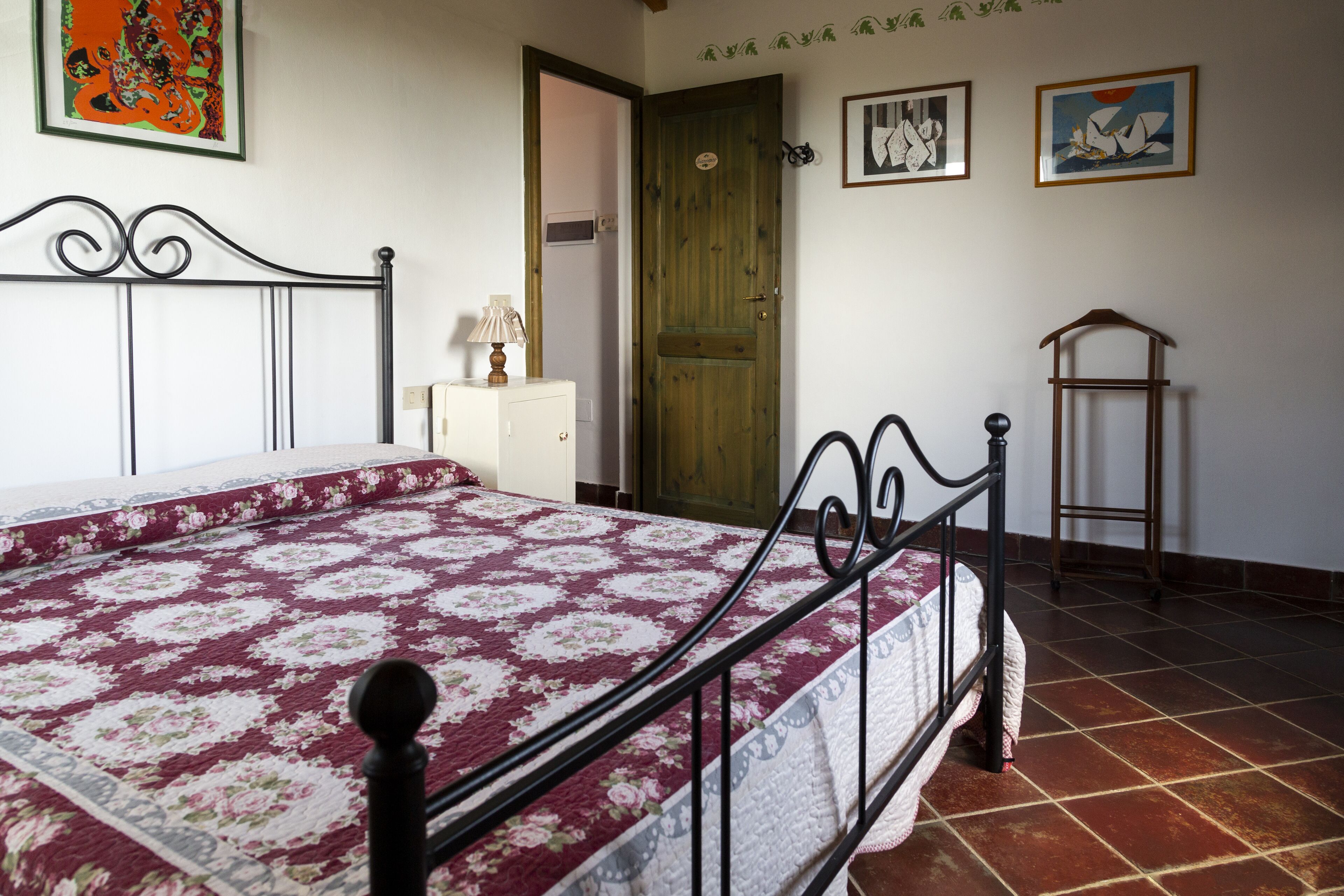 Un dormitorio con cama, cómoda y puerta.
