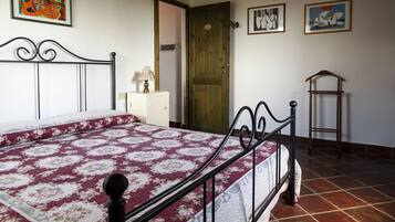 Un dormitorio con cama, cómoda y puerta.