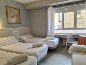 Chambre quadruple | Couette en duvet, rideaux d’obscurcissement, accès au Wi-Fi (inclus)
