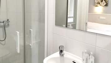 Een douche, gratis toiletartikelen, handdoeken