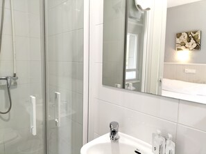 Shower, free toiletries, towels