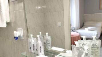 Een douche, gratis toiletartikelen, handdoeken