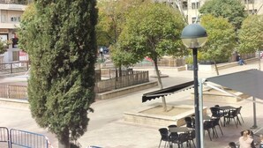 A courtyard with outdoor seating, a lamp post, and a fenced area with trees. - Hostal Albero by gaiarooms (Salamanca)