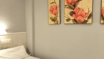 Single Room, Shared Bathroom | Down duvets, blackout curtains, free WiFi, bed sheets