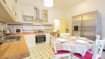 Réfrigérateur, plaque de cuisson, lave-vaisselle, cafetiÚre/bouilloire