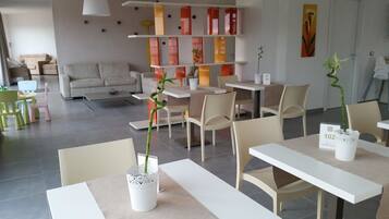 Petit déjeuner composé de spécialités régionales compris