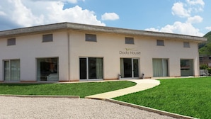 A two-story building with a flat roof, large glass windows, and a sign reading "Dodo House". - Dodo House Bed & Breakfast (Nocera Inferiore)