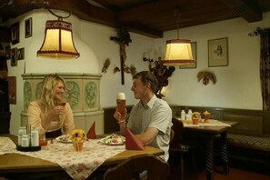 Breakfast, lunch and dinner served - Alpenrose Traditionsgasthof Mittenwald (Mittenwald)