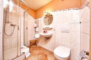 Habitación doble | Baño | Ducha, artículos de higiene personal gratuitos y secador de pelo