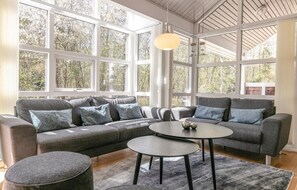 Smart TV, fireplace, DVD player - Awesome home in Hasle with sauna (Hasle)