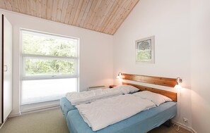 4 bedrooms, travel cot, free WiFi - Awesome home in Hasle with sauna (Hasle)