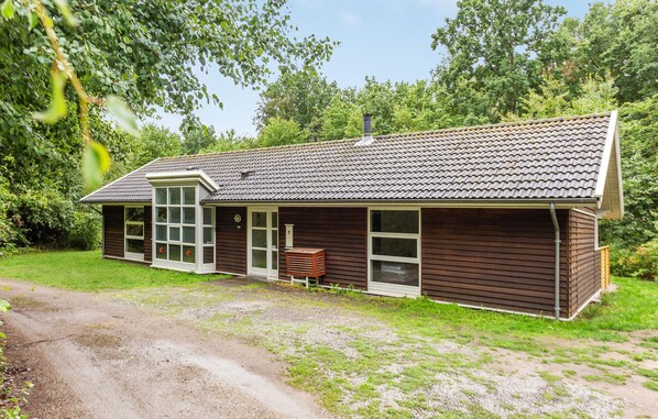 Exterior - Awesome home in Hasle with sauna (Hasle)