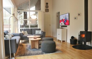 Smart TV, fireplace, DVD player