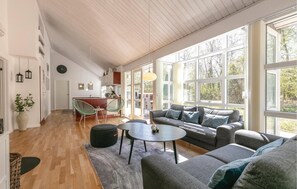 Smart TV, fireplace, DVD player