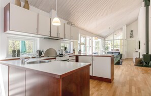 Fridge, stovetop, dishwasher, coffee/tea maker - Awesome home in Hasle with sauna (Hasle)