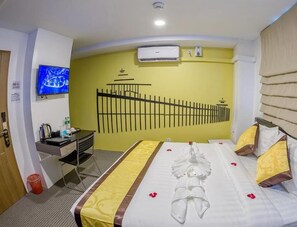 房內夾萬、免費 Wi-Fi、床單