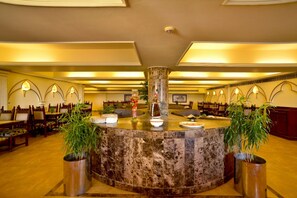 Breakfast, lunch, dinner served; international cuisine 