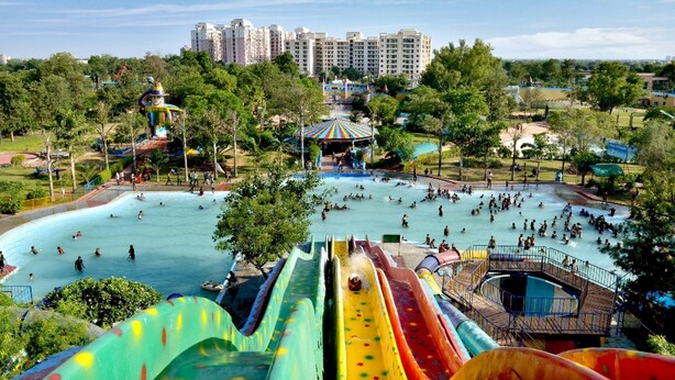Un parc aquatique doté de nombreux toboggans et d’un grand espace piscine.
