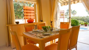 Villa, 4 Schlafzimmer, Whirlpool, Meerblick | Essbereich im Zimmer