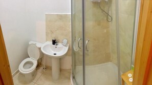 Standard Studio | Bathroom | Shower, free toiletries, hair dryer, towels